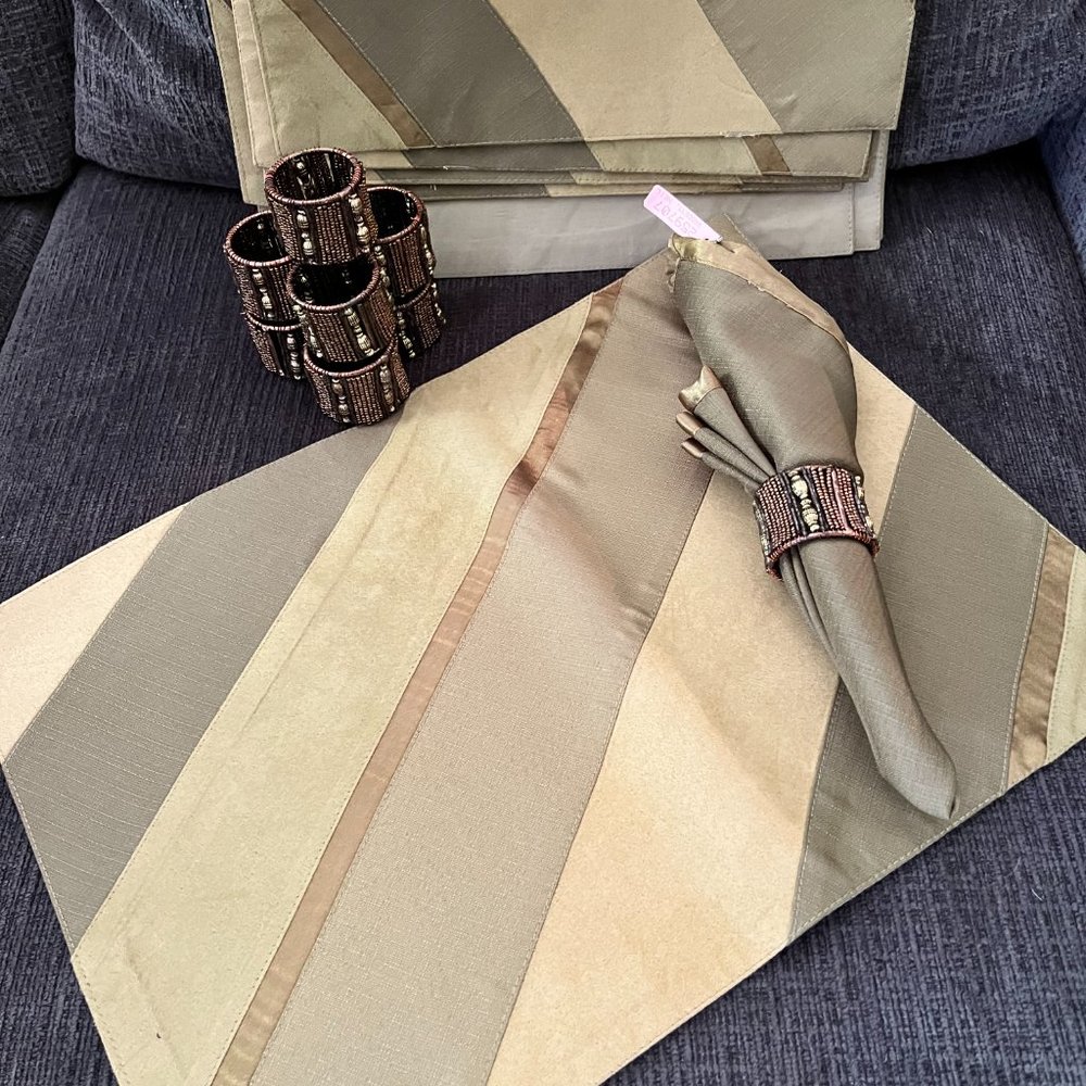 Table Setting for 8 - Placemat, Napkins and Napkin Rings